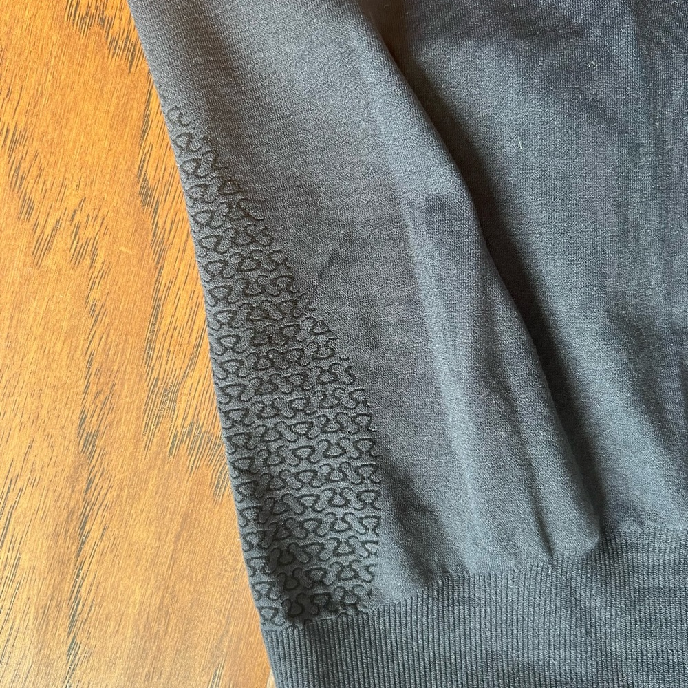 Form fitting Lululemon workout top - Picture 4 of 4